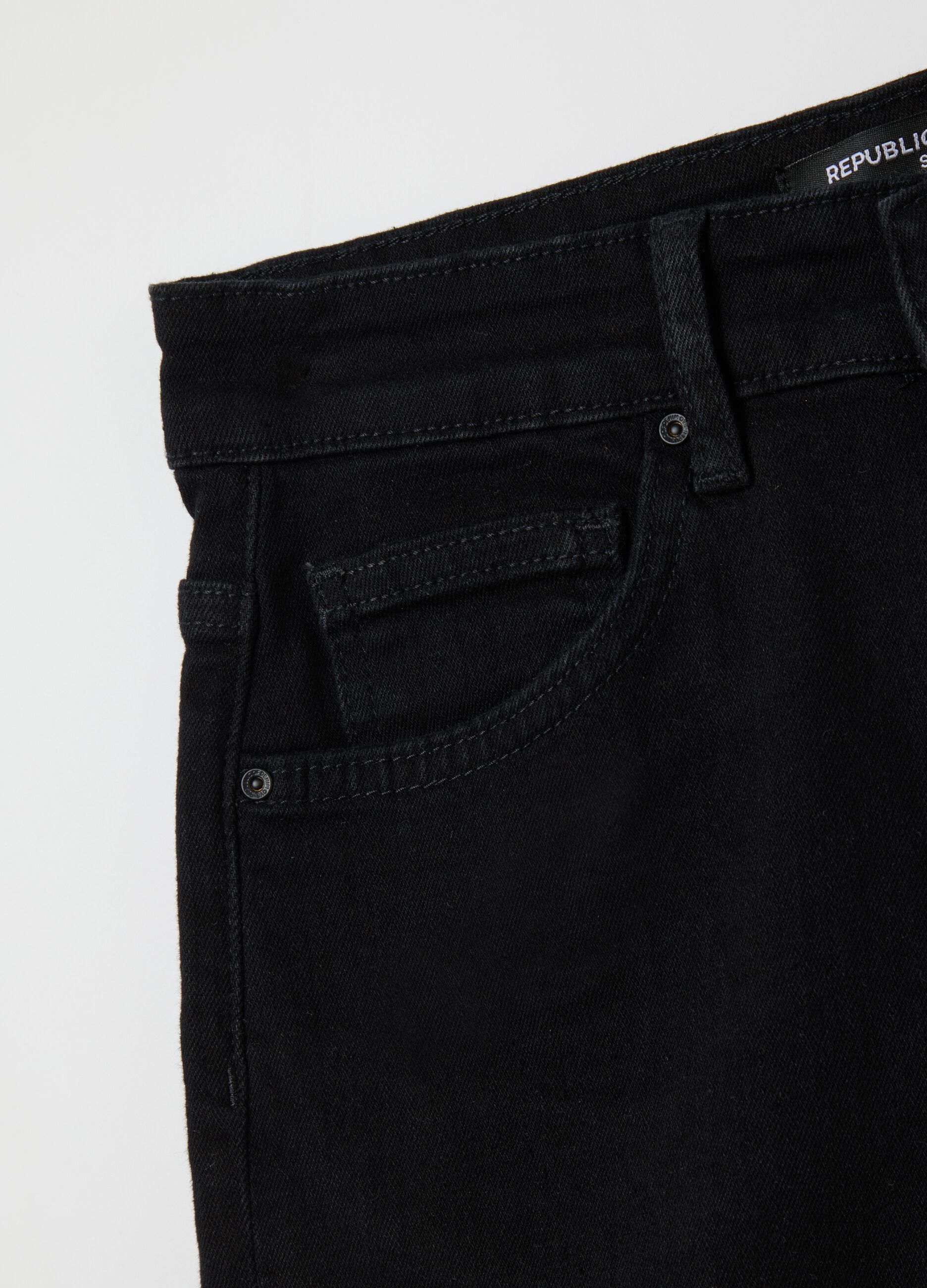 Shorts da donna in denim nero slim fit