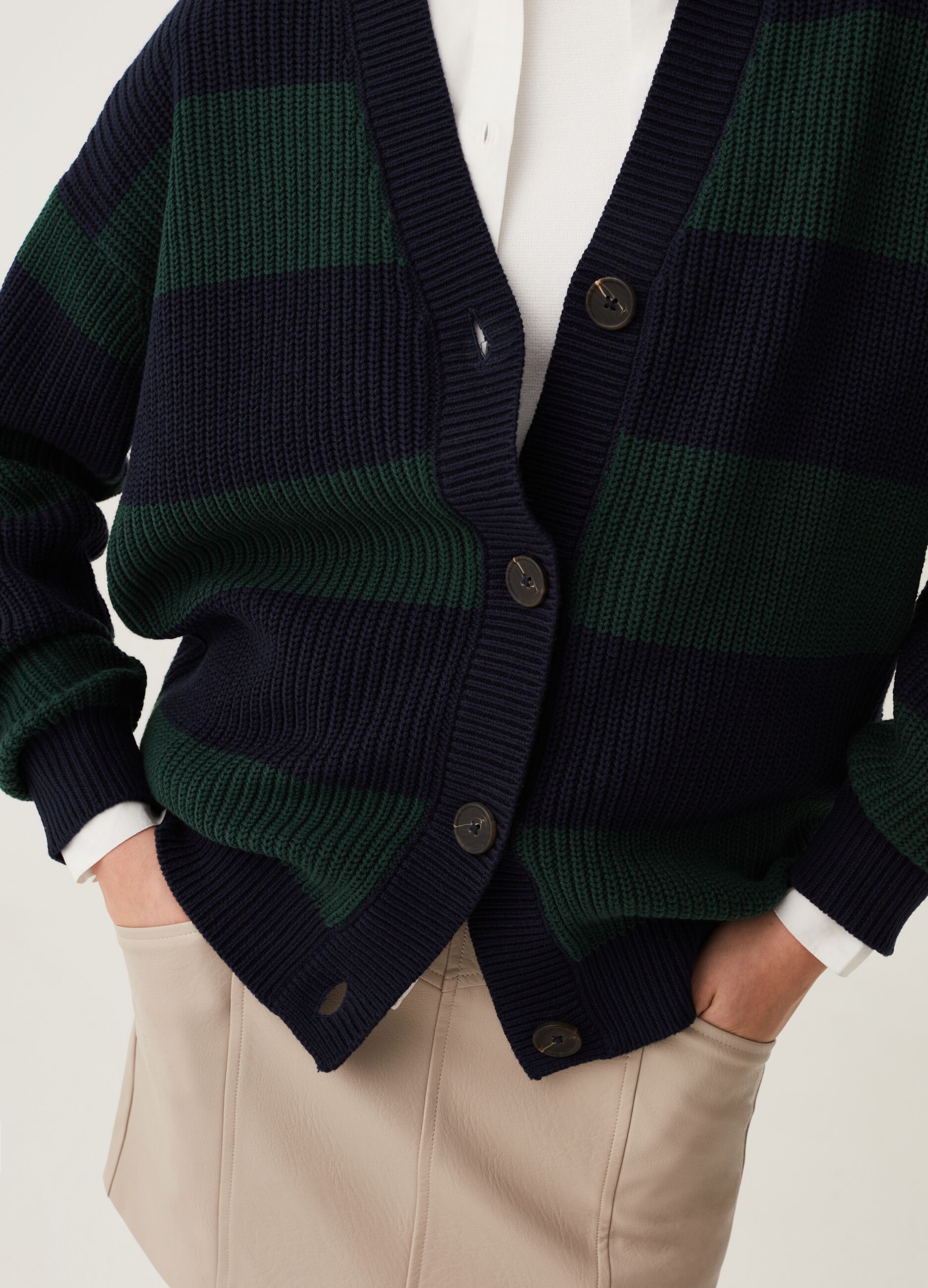 Cardigan a righe con scollo a V_3