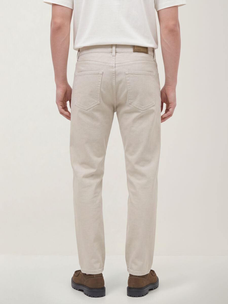 Pantaloni straight grigi in twill di cotone elasticizzato_3