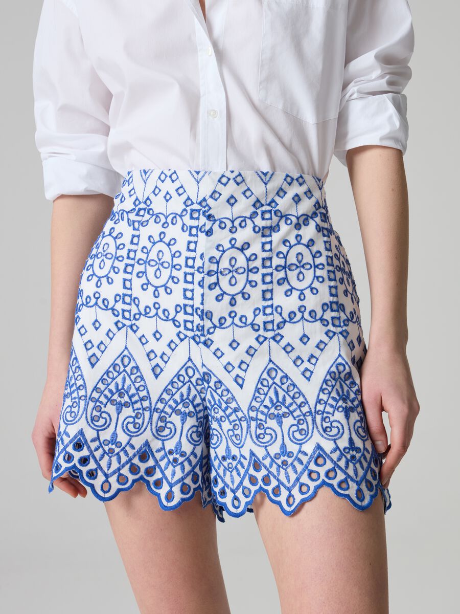 High-rise shorts in broderie anglaise_1