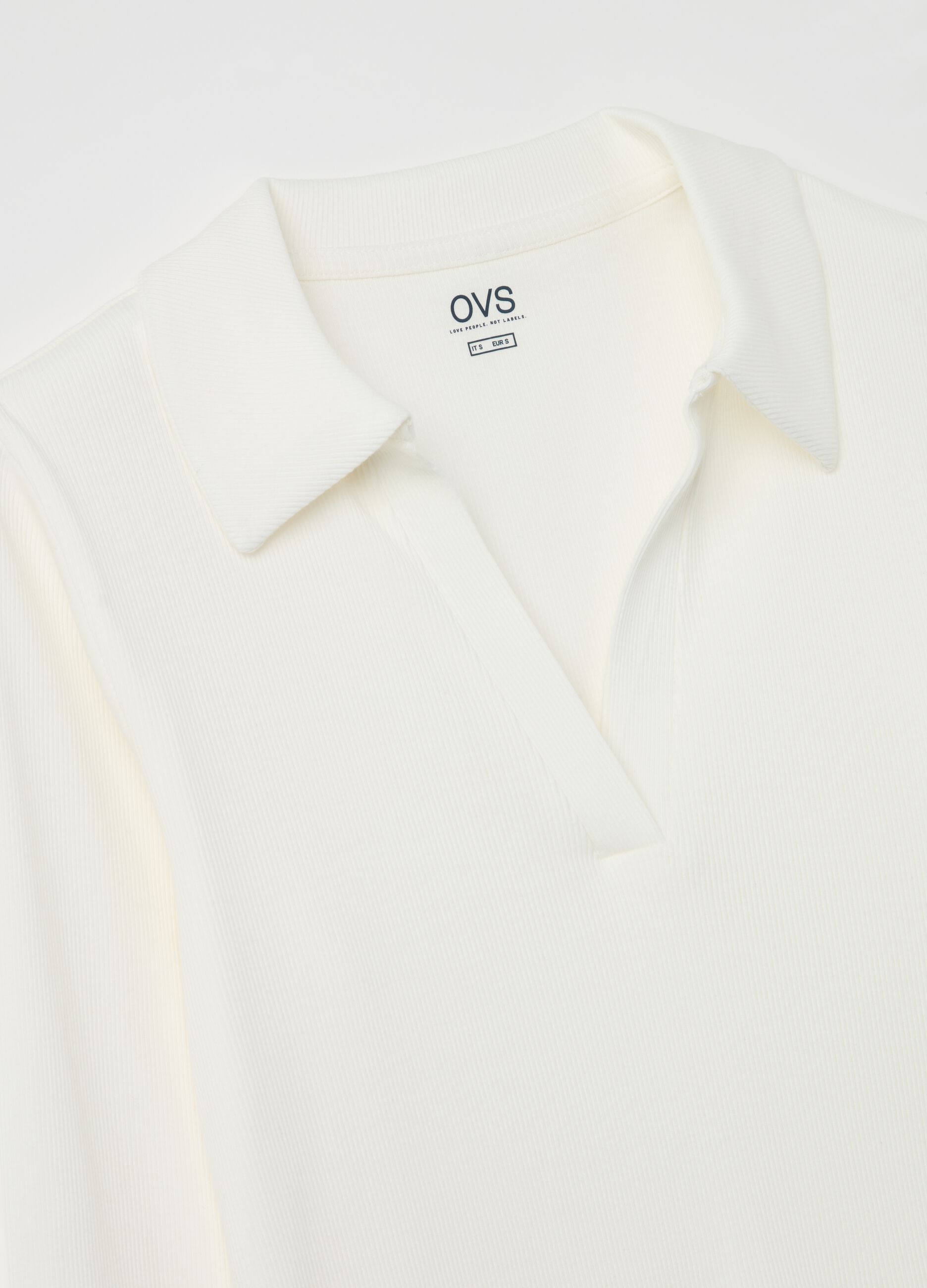 T-shirt a costine con scollo a polo