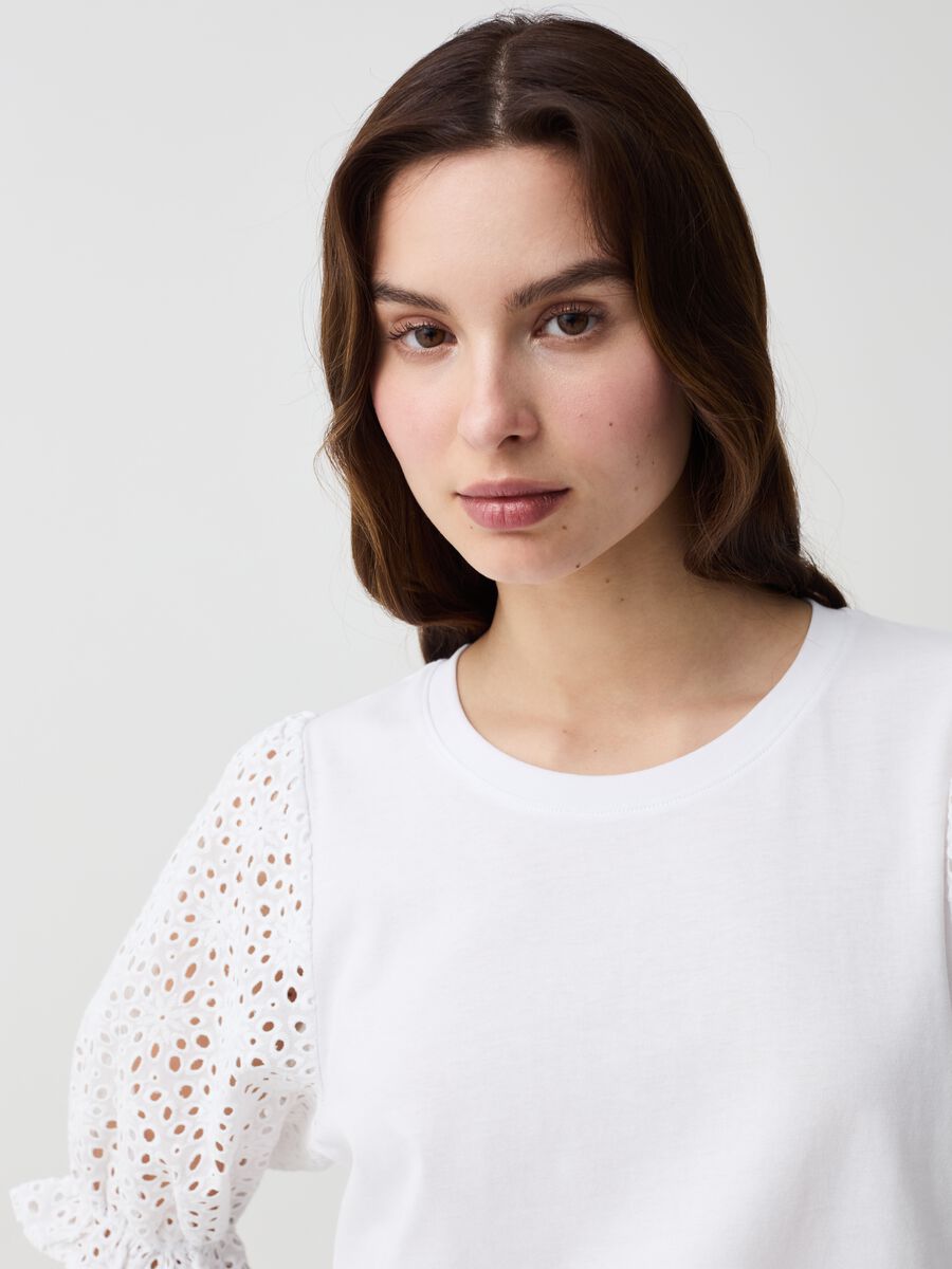 T-shirt with puff sleeves in broderie anglaise_1