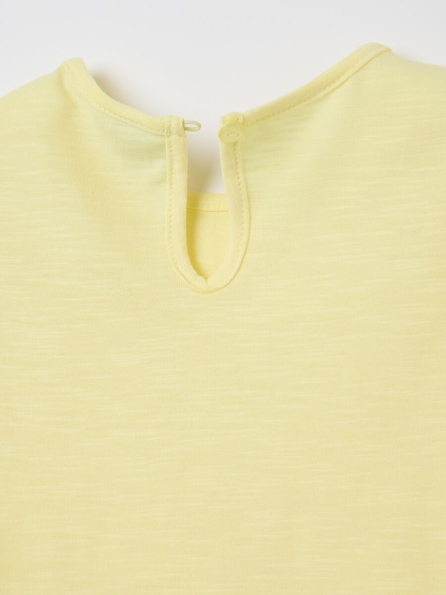 Yellow cotton T-shirt with crochet flowers_3
