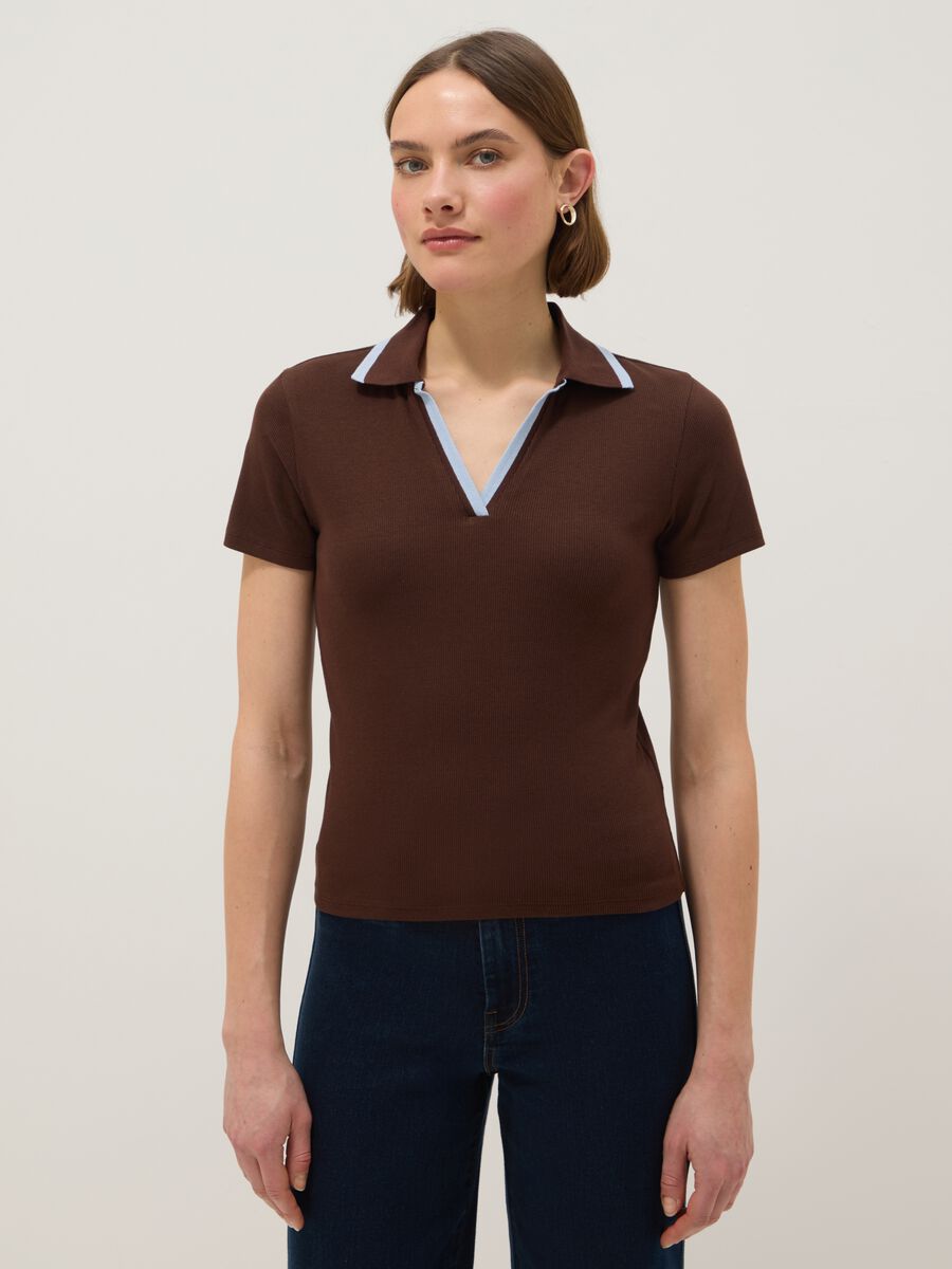 Polo in cotone elasticizzato marrone regular fit con collo a contrasto_0
