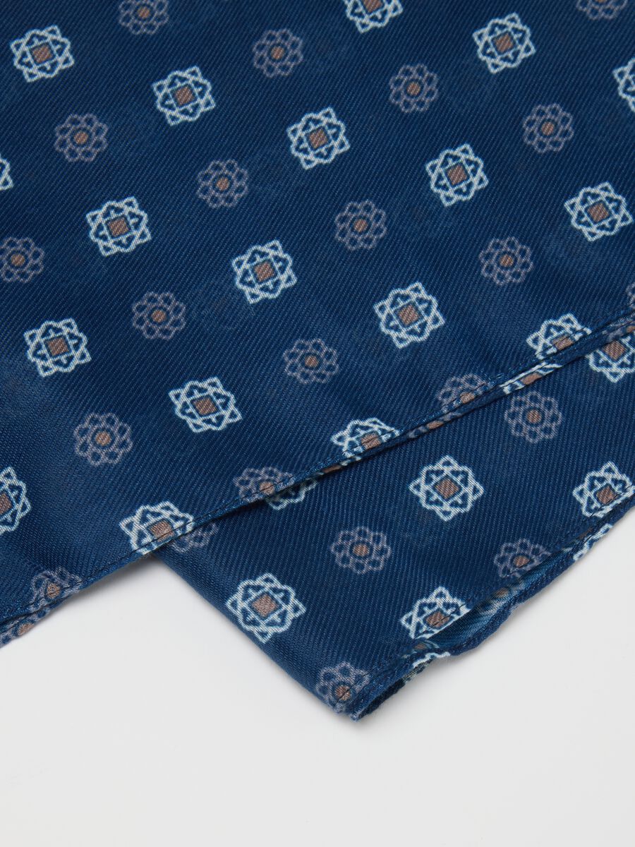 Blue scarf with geometric patterns_2