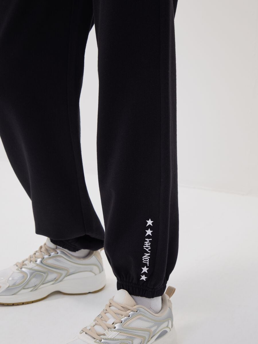 Pantaloni jogger neri in misto cotone organico con stampa per ragazza_2
