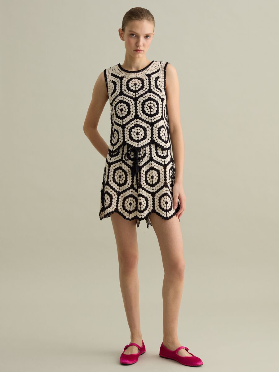 Crochet shorts with geometric motif_0