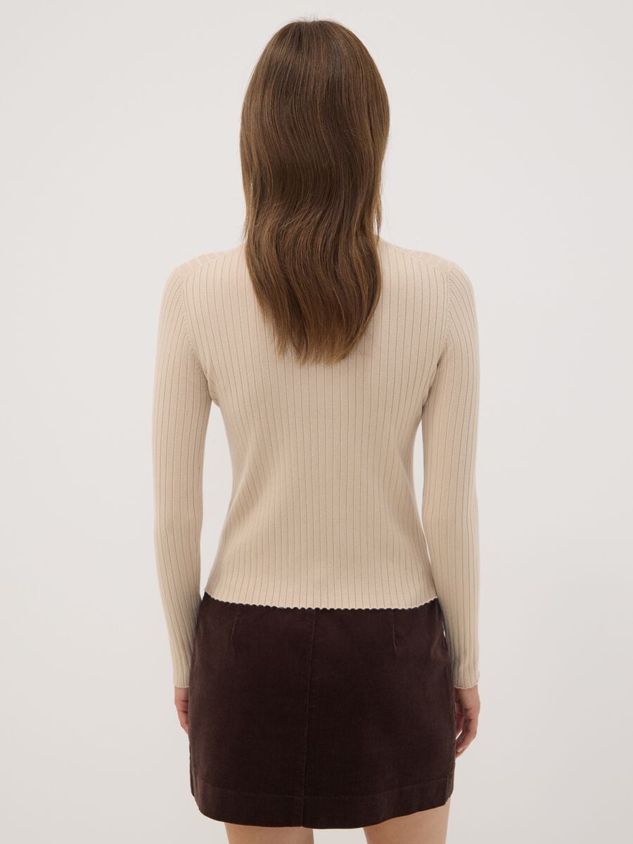 Maglia beige in misto viscosa a coste con collo rialzato_3