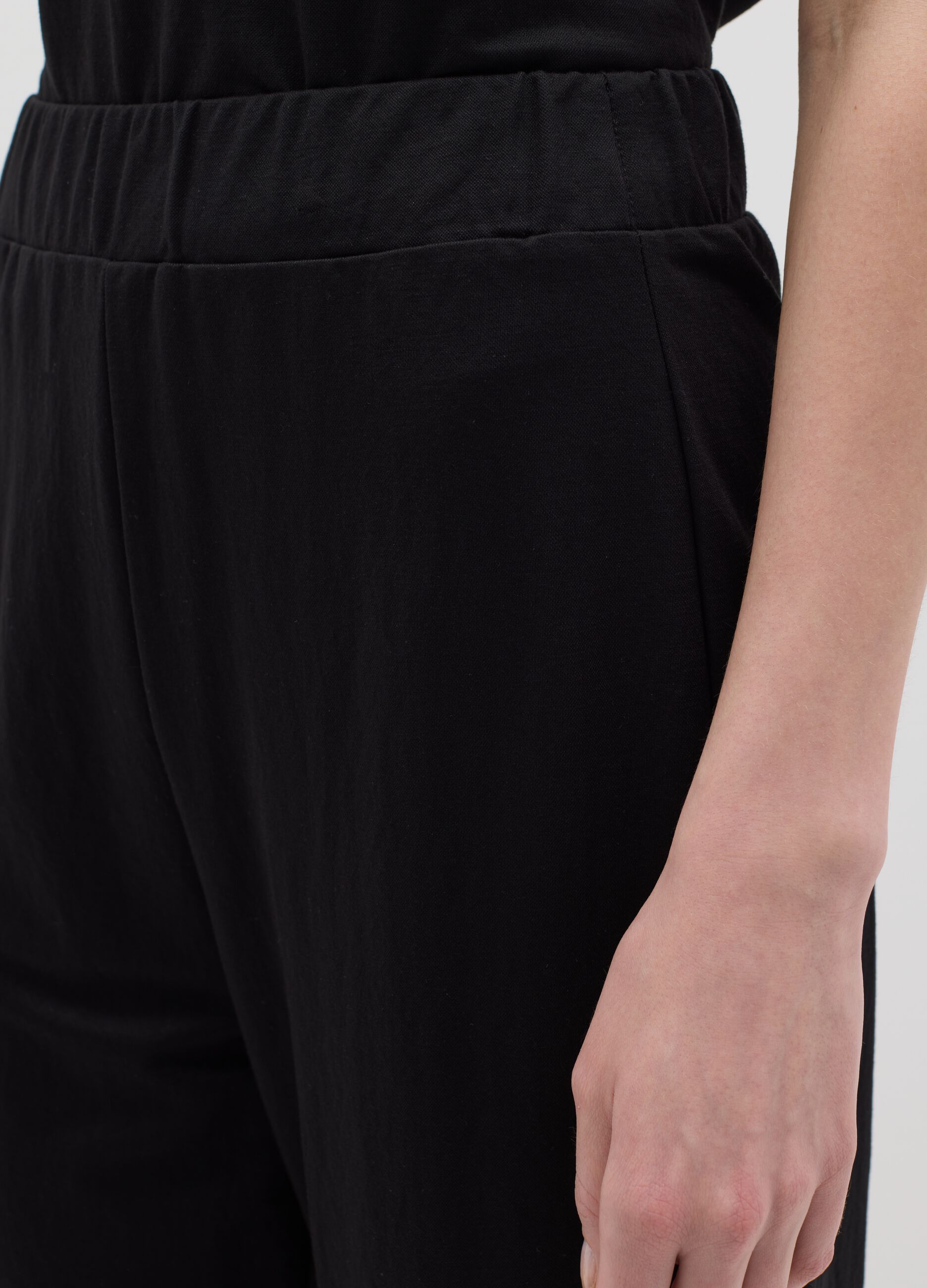 Women's black regular-fit culottes in viscose blend