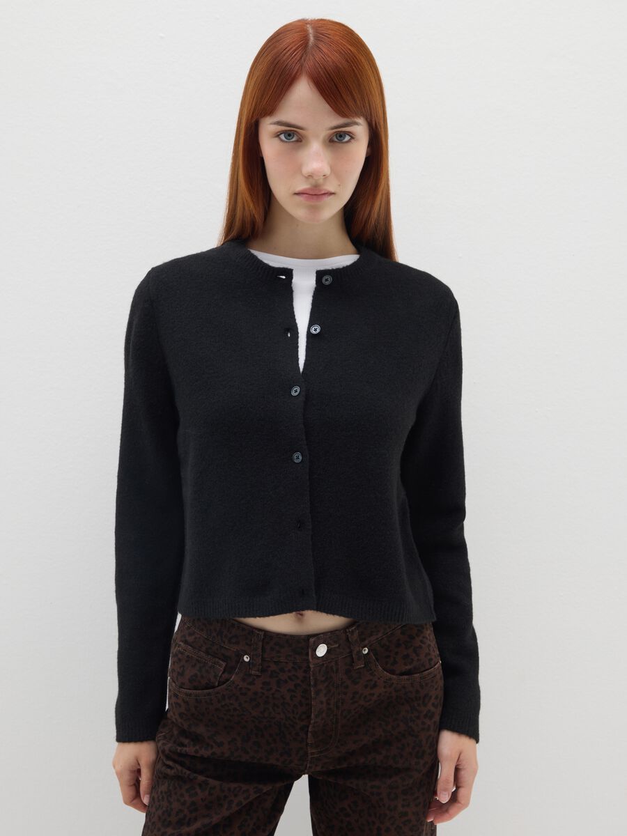Cardigan nero regular fit con bottoni_0