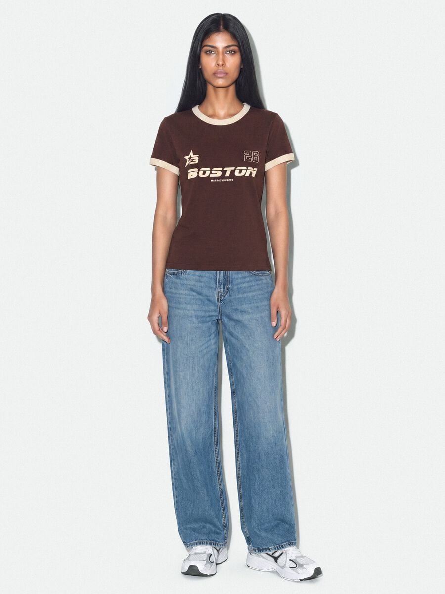 T-shirt marrone in cotone con stampa grafica frontale e bordi a contrasto_1