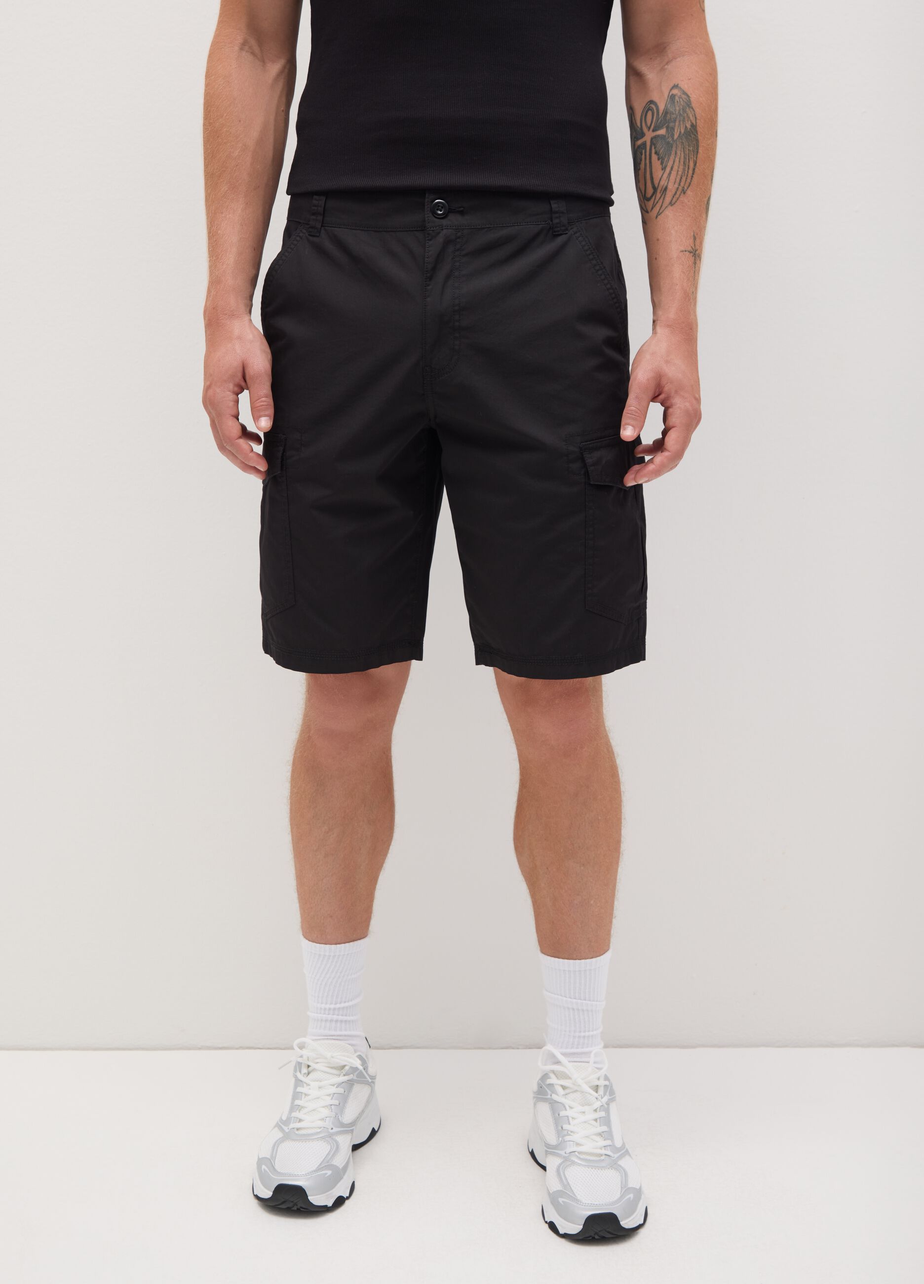 Men's black pure cotton regular fit bermuda shorts with cargo pockets