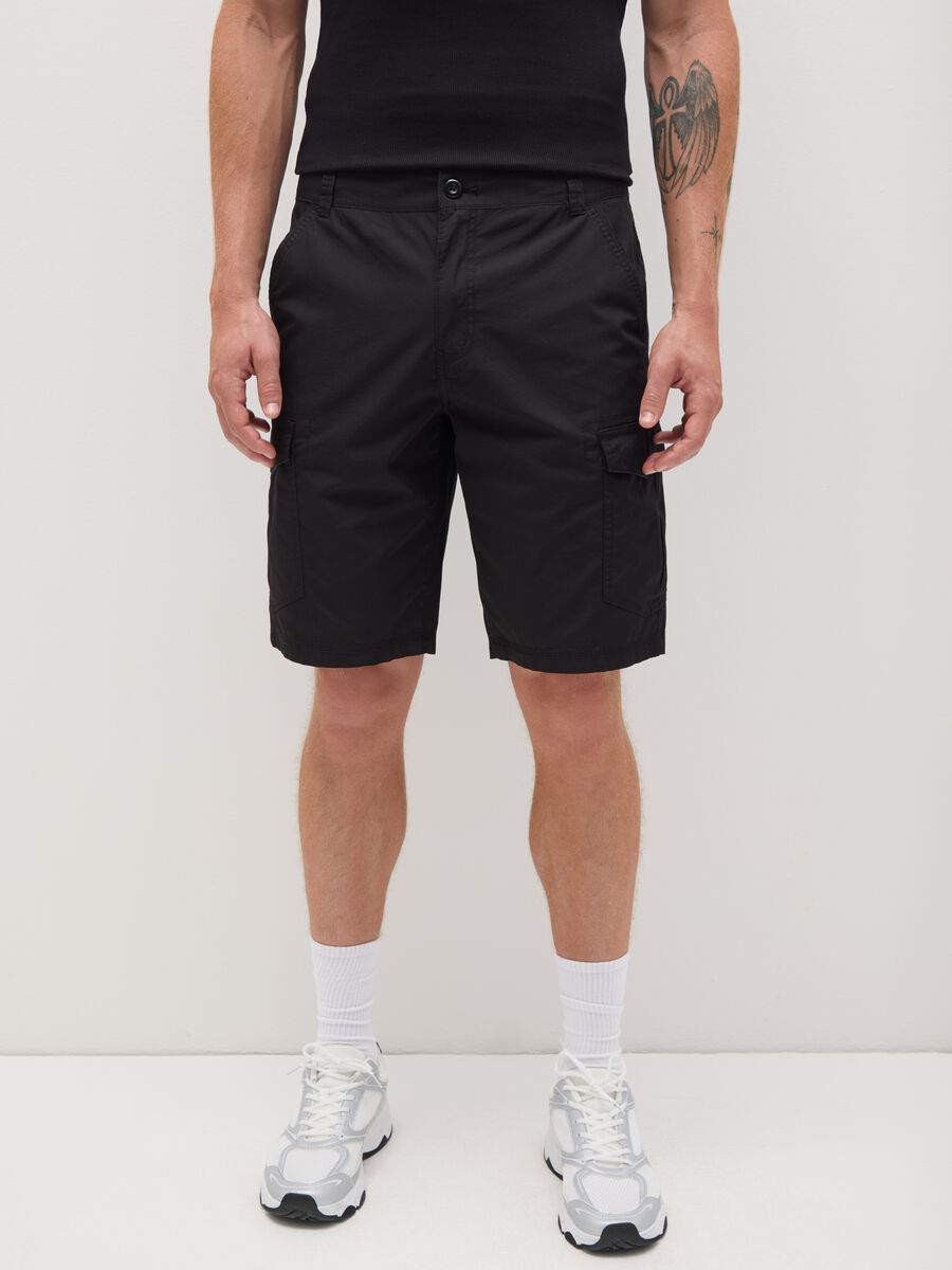 Men's black pure cotton regular fit bermuda shorts with cargo pockets_1