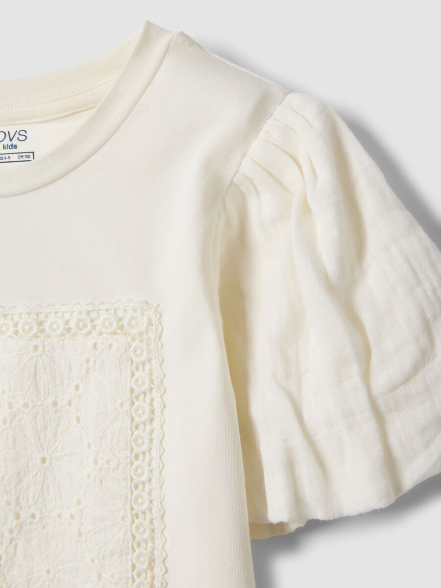 T-shirt in cotone elasticizzato bianca da bambina con design traforato_2