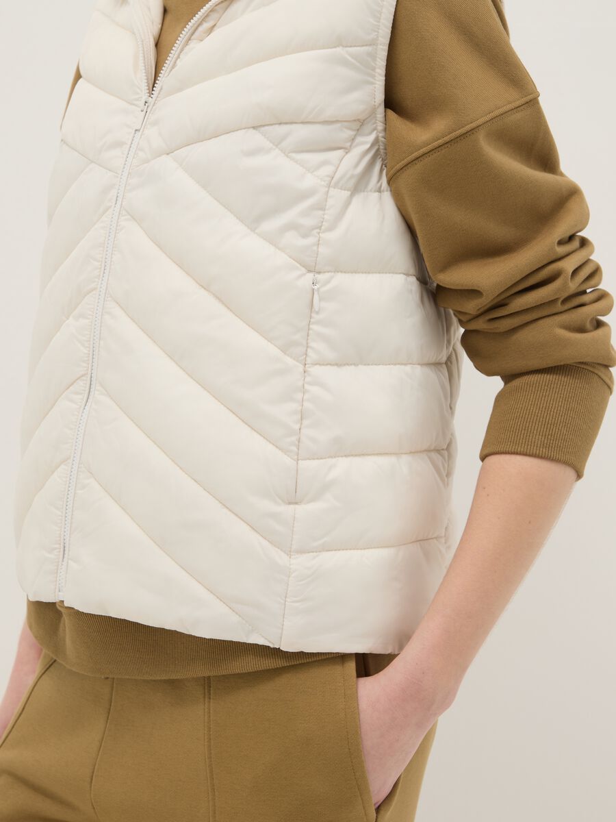 White padded regular fit gilet with zip_3
