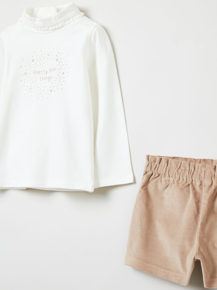 Set t-shirt a collo alto e shorts_2