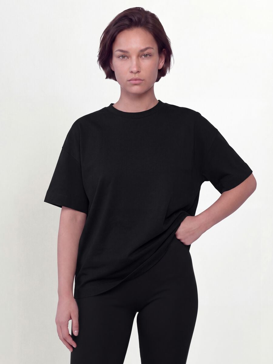 T-shirt girocollo nera in misto cotone e modal elasticizzato regular fit_0