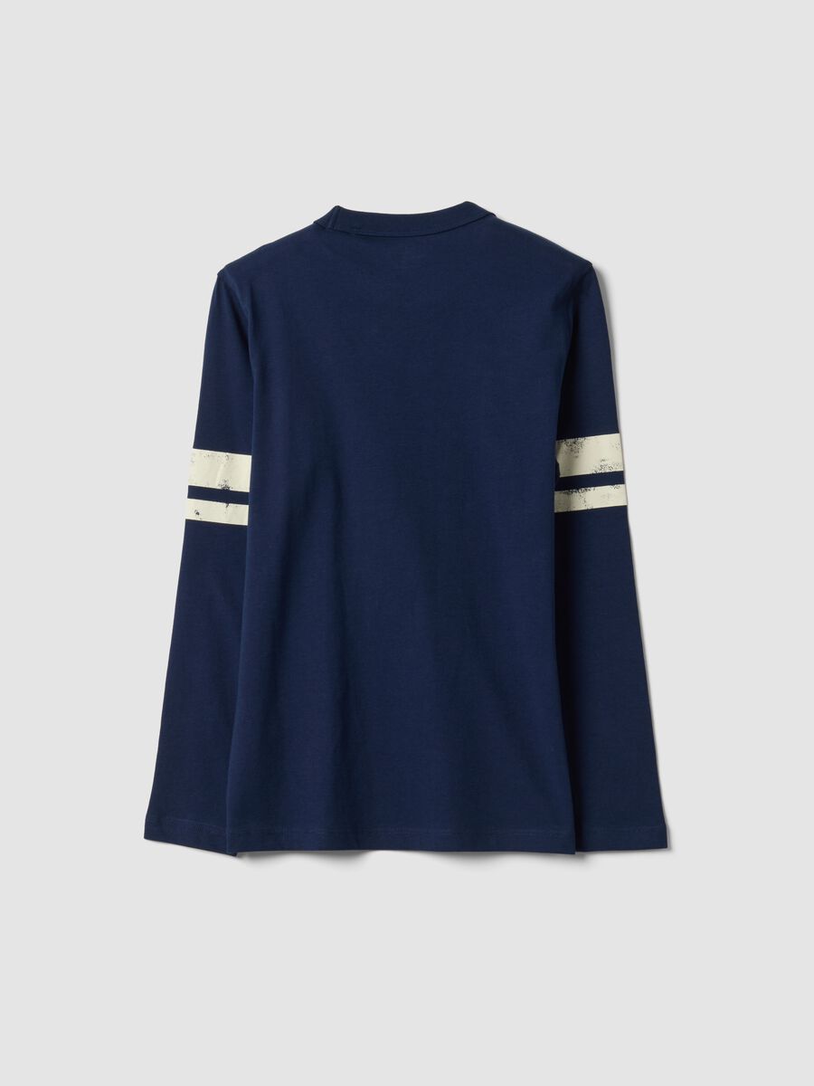 T-shirt blu in puro cotone organico con stampa college per ragazzo_1