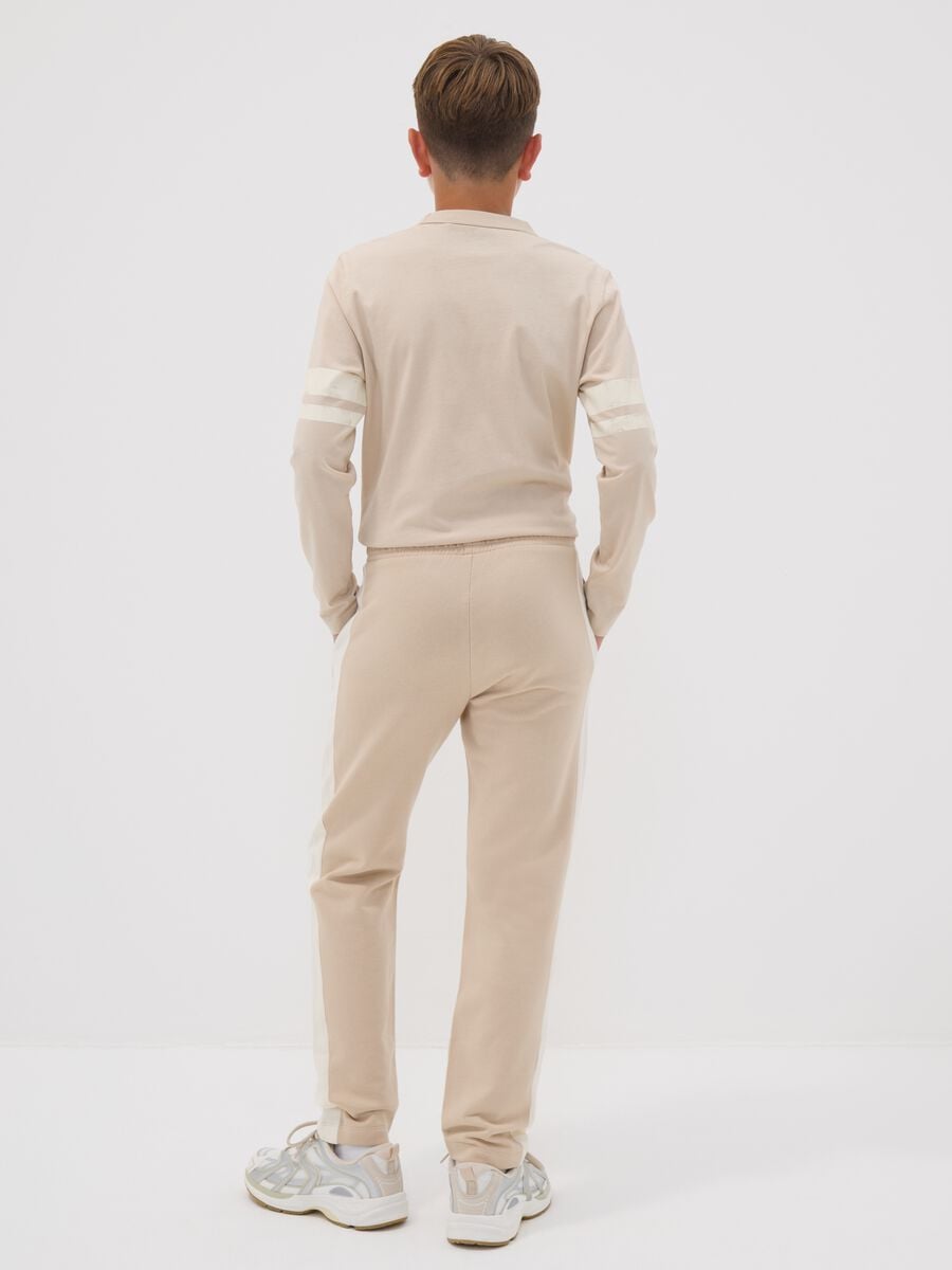 Pantaloni jogger beige in puro cotone con bande laterali per ragazzo_1