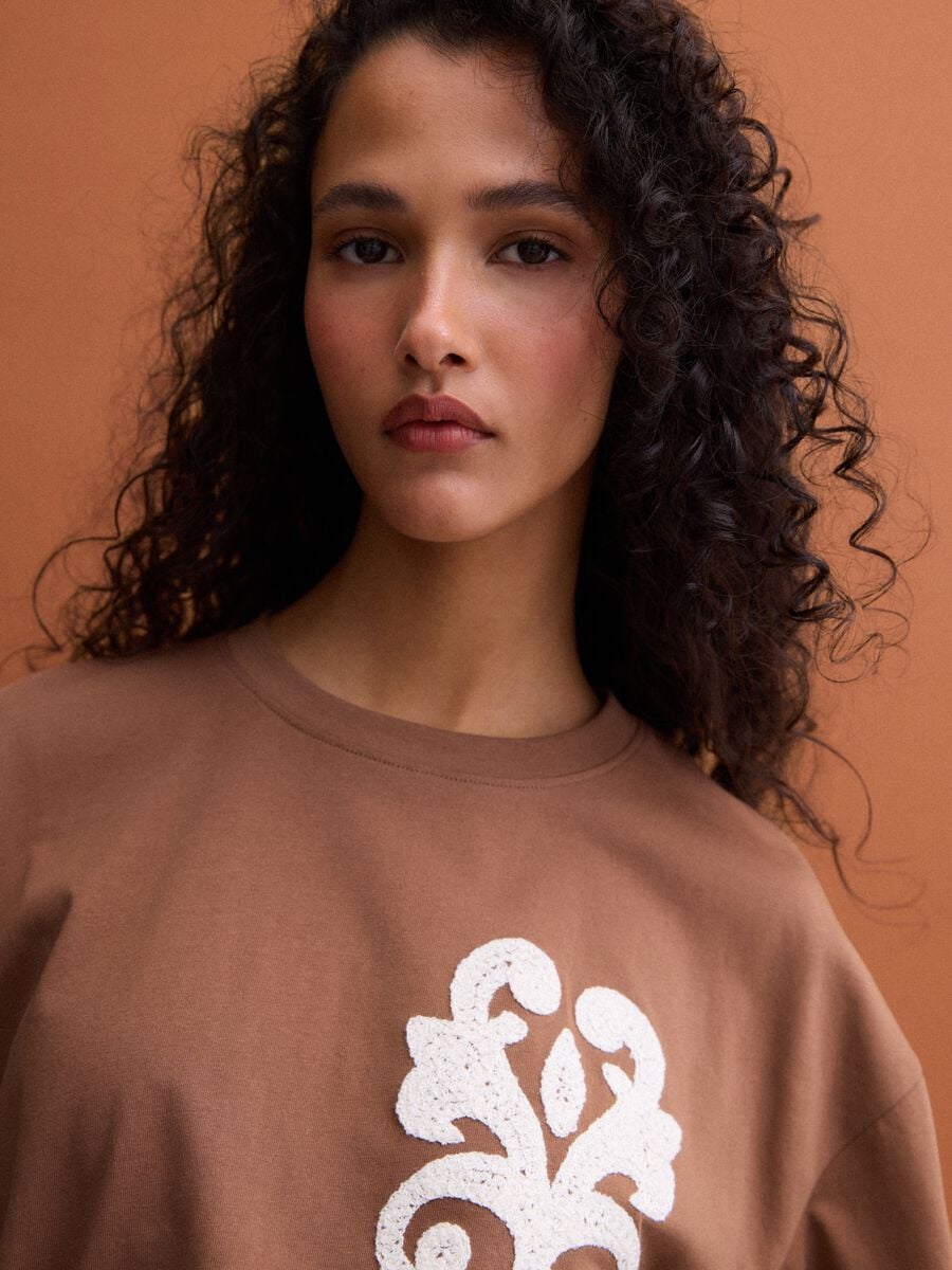 Brown pure cotton T-shirt with embroidery, regular fit_1