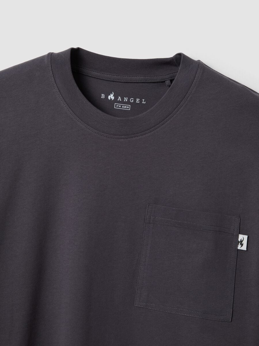 T-shirt grigia in puro cotone con taschino regular fit_1