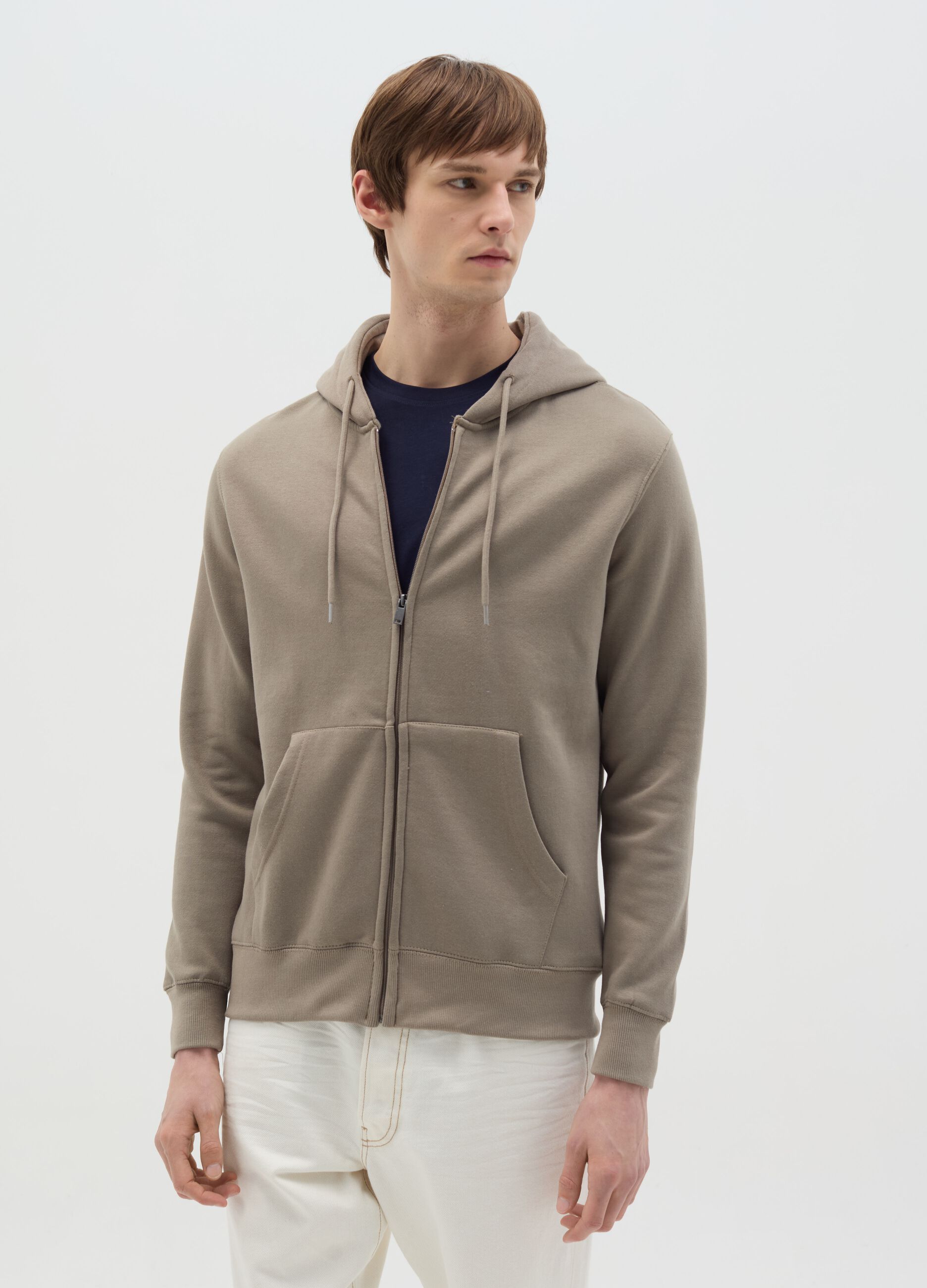 Essential full-zip sweatshirt with hood
