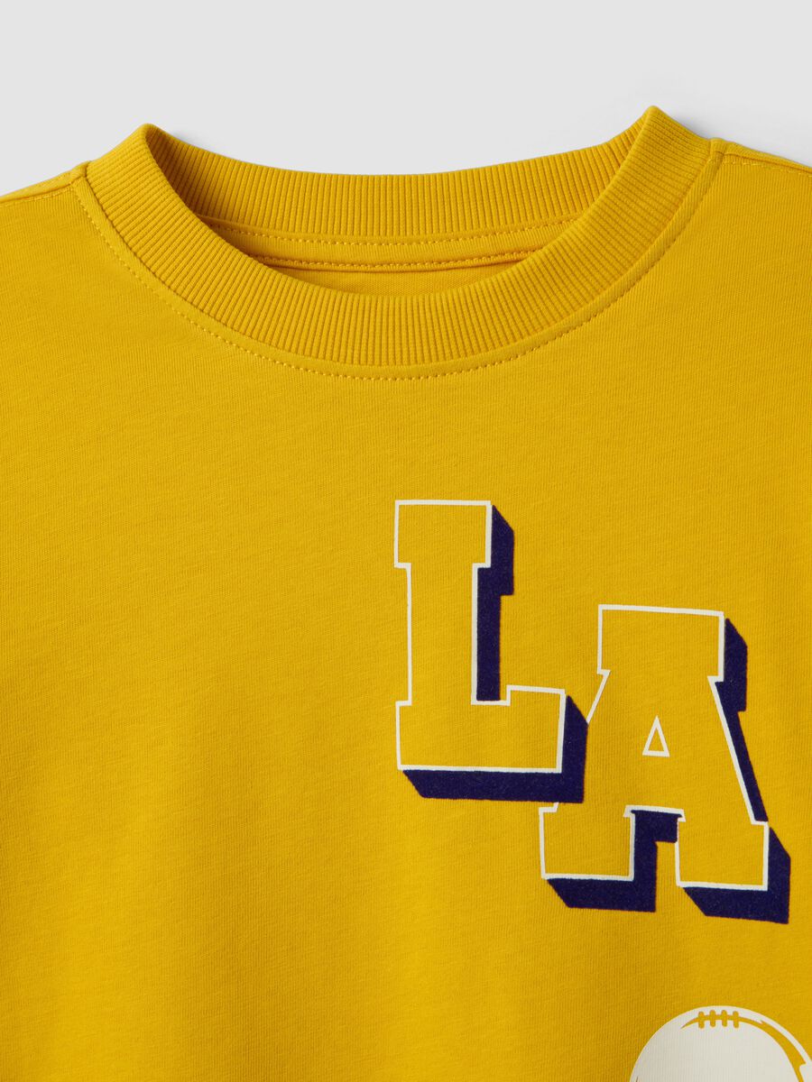 T-shirt gialla in misto cotone e viscosa con stampa college per bambino_2