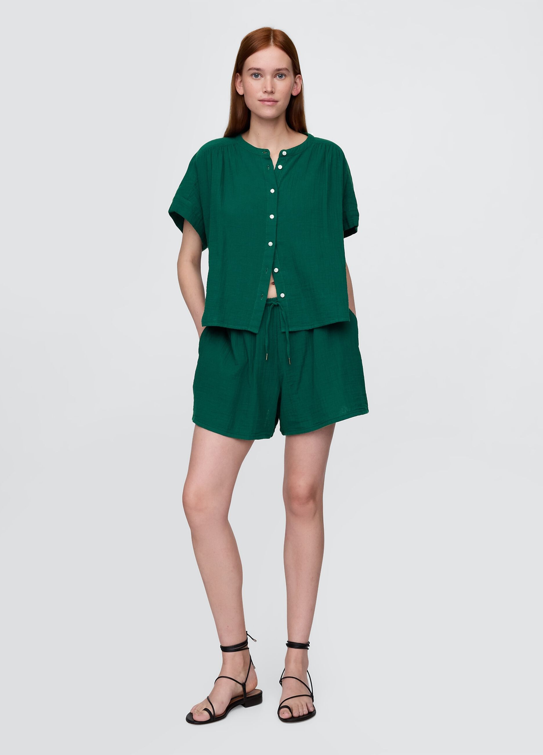 Green suit in lightweight fabric for summer 2025
