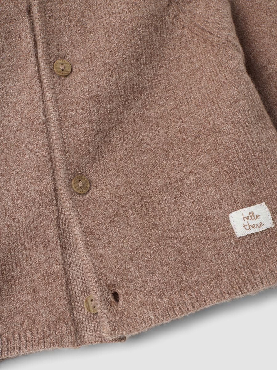 Cardigan marrone in maglia con girocollo e cappuccio_2