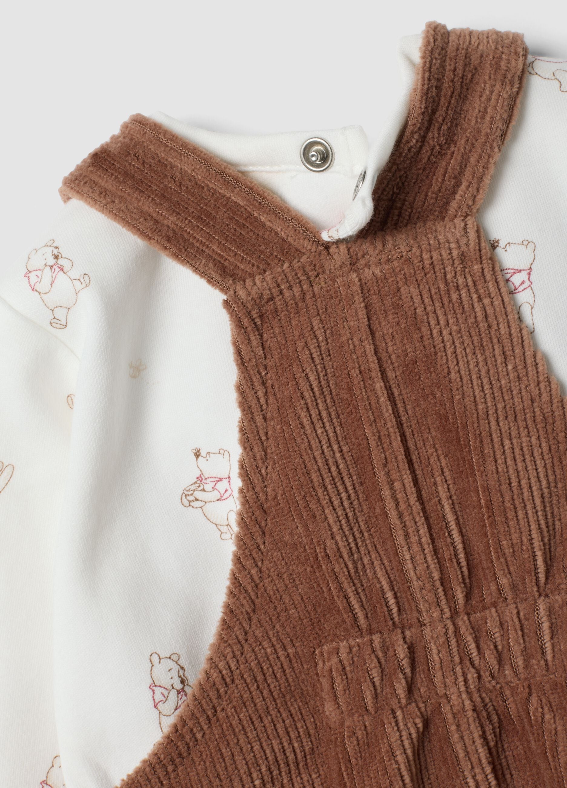 Completo marrone in misto cotone organico con salopette Winnie the Pooh
