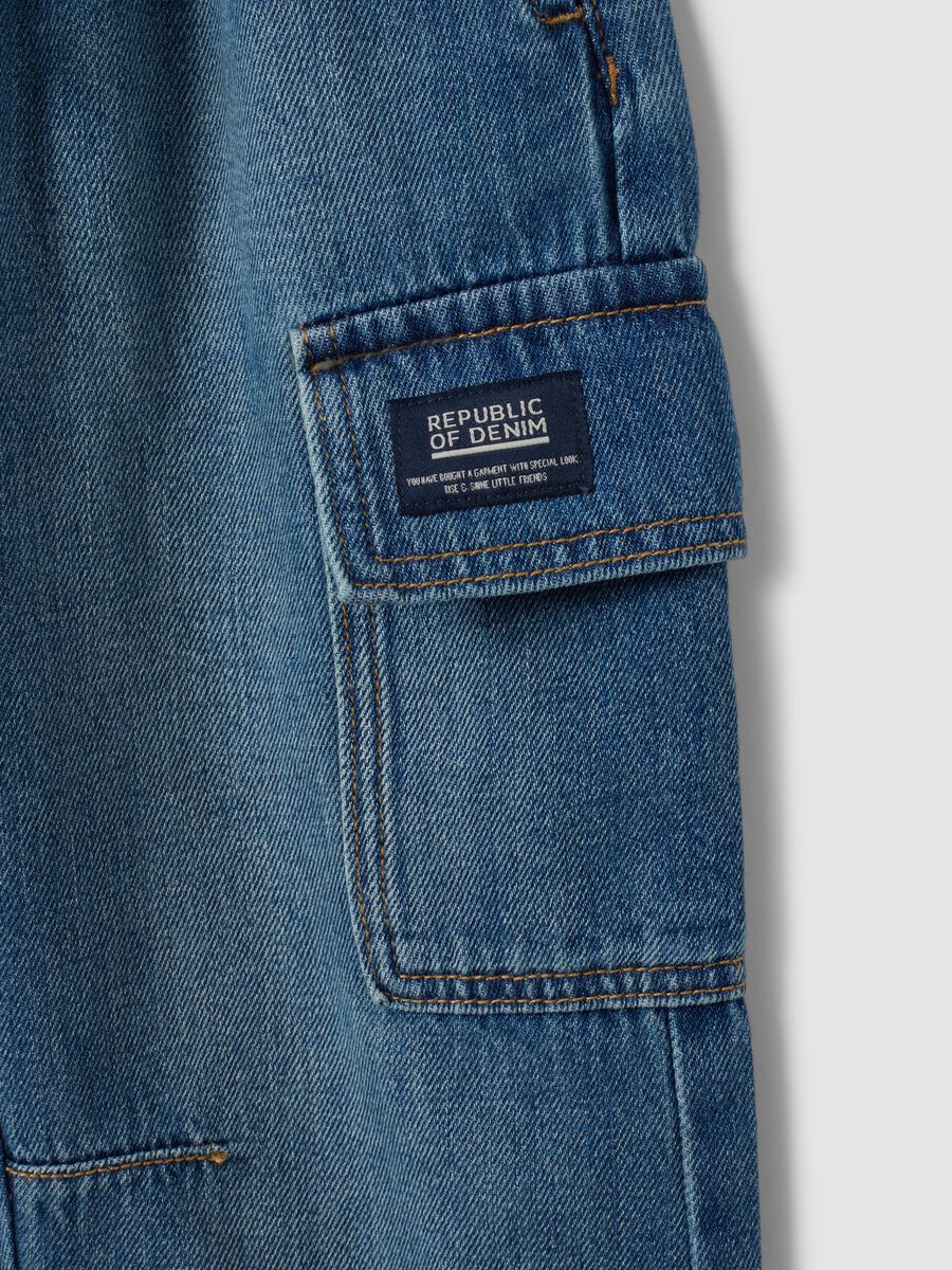 Jogger denim azzurro in misto cotone e viscosa con tasche cargo relaxed fit_3