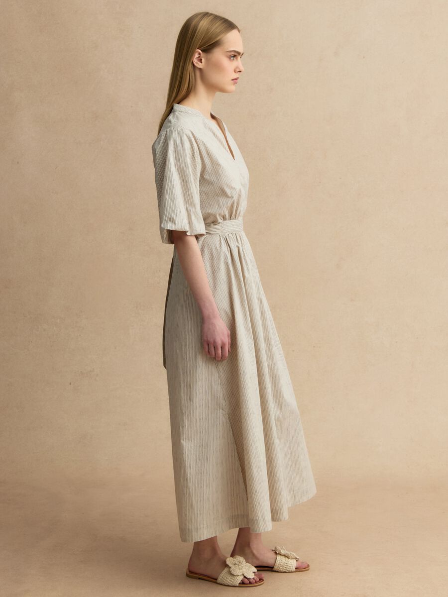 Abito lungo in puro cotone beige a righe regular fit con scollo a V_1