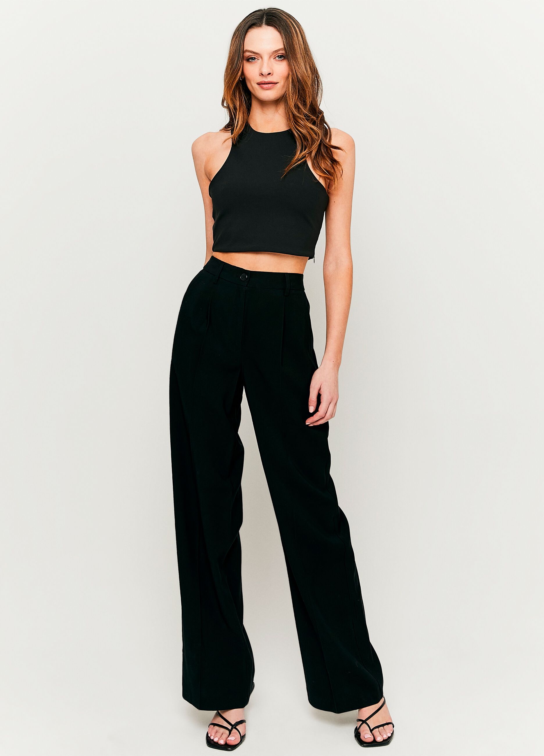 Crop top with application