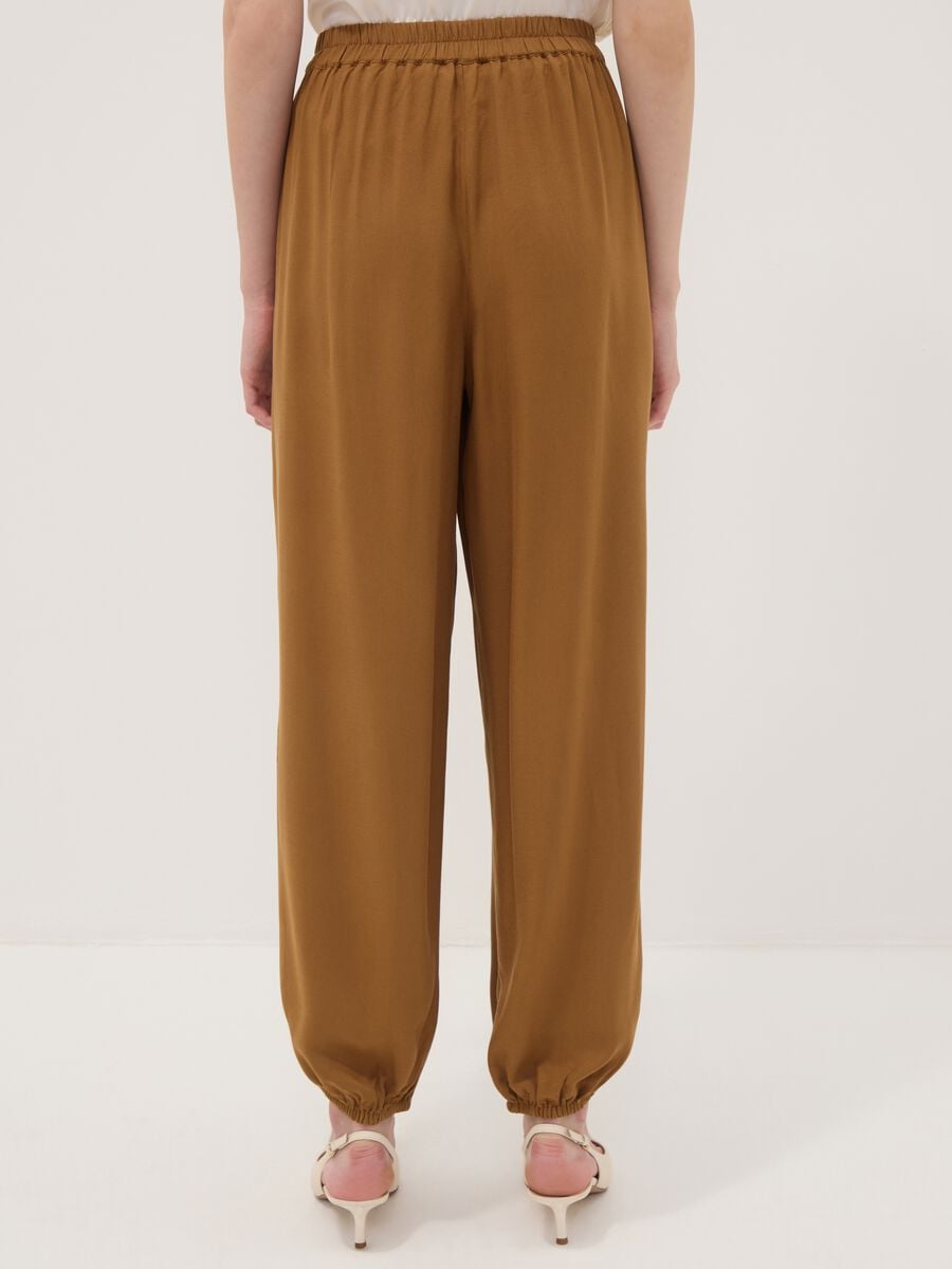 Pantaloni marroni in pura viscosa con fondo elasticizzato regular fit_2