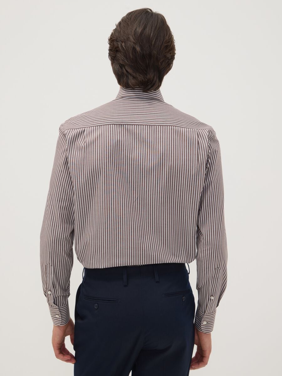 Camicia marrone in misto cotone a righe con collo botton down easy iron regular fit_3