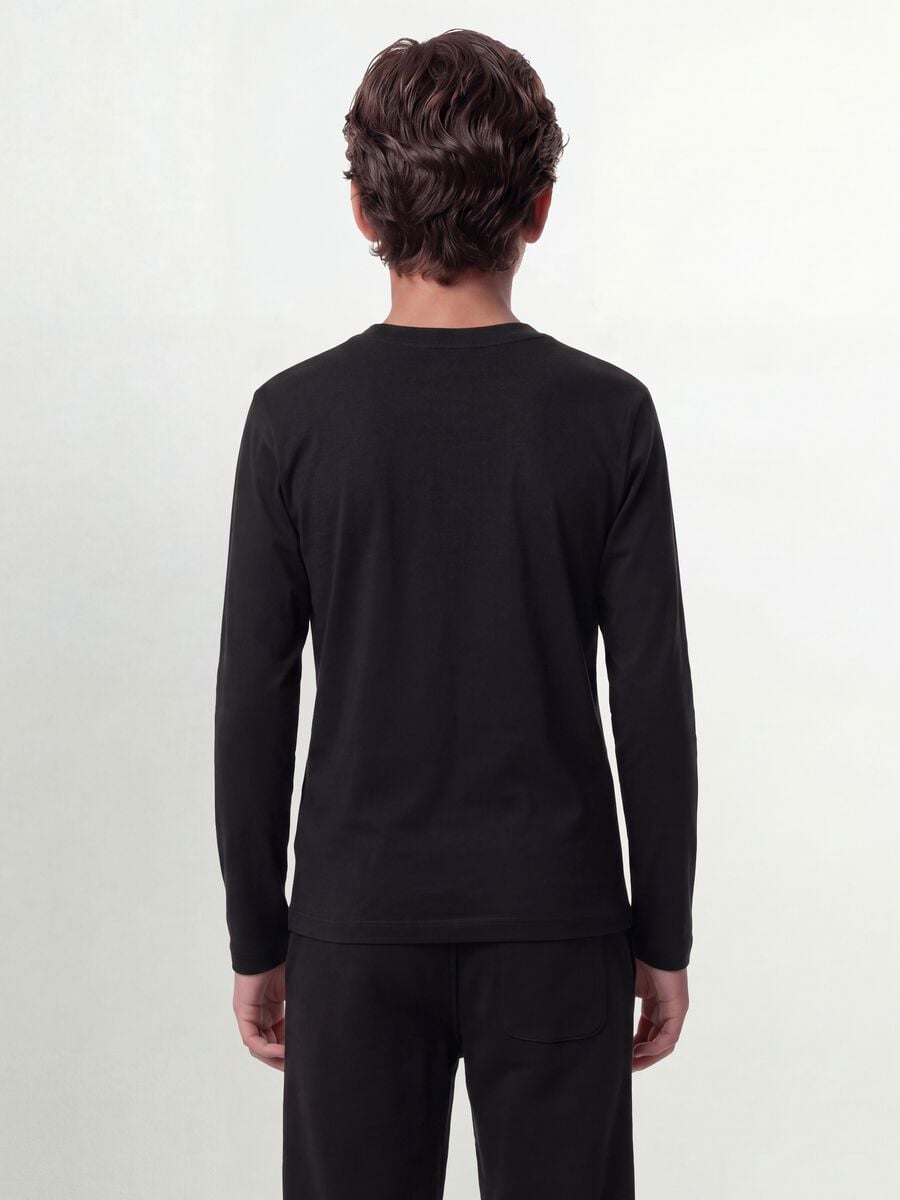 T-shirt nera in cotone organico elasticizzato regular fit per ragazzo_2
