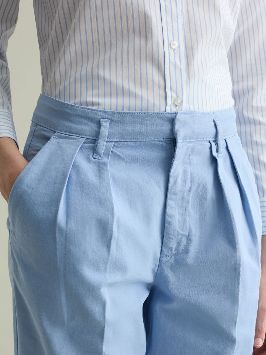 Cropped chino trousers with darts_2