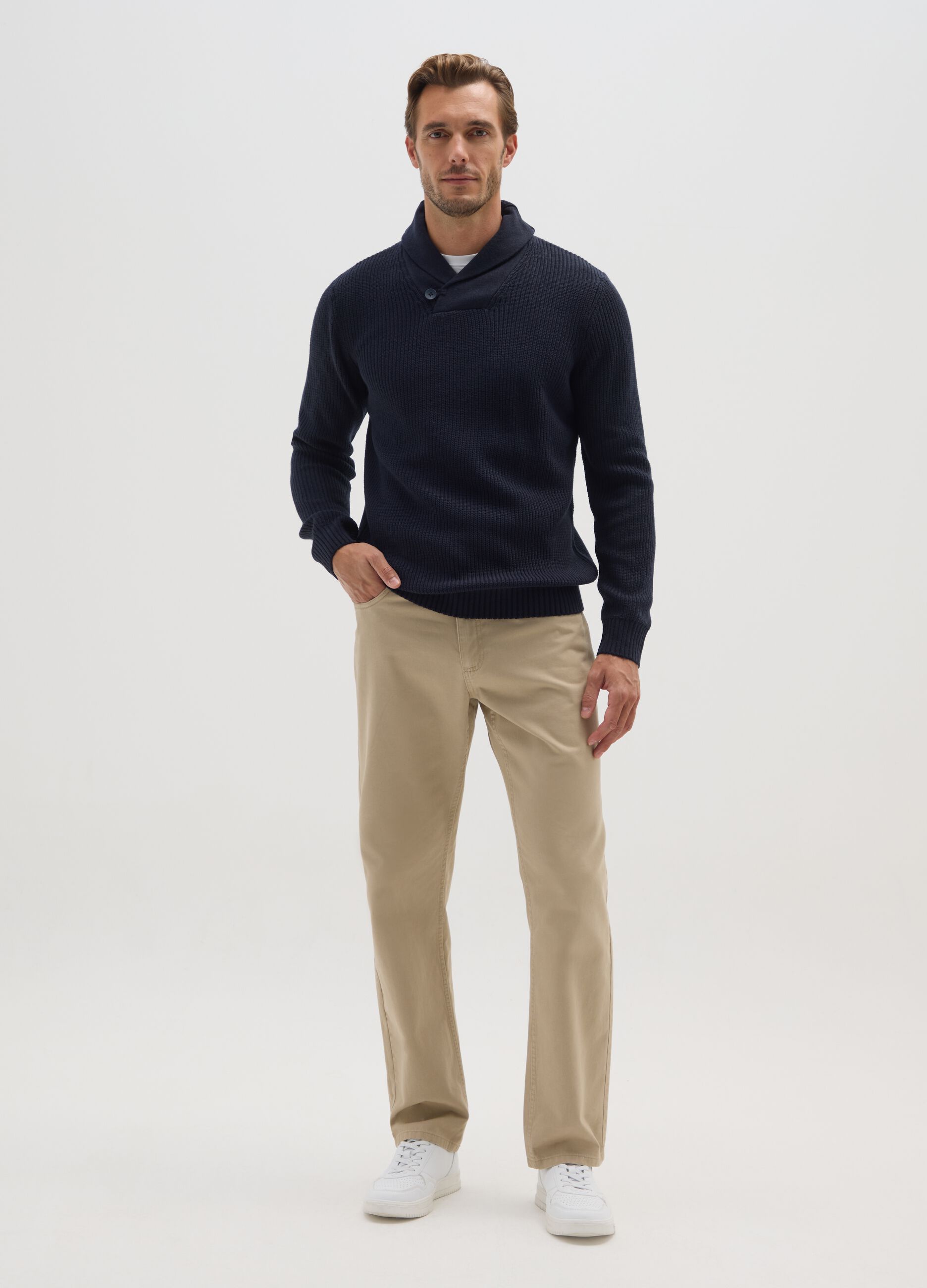 Maglione blu con collo a scialle regular fit