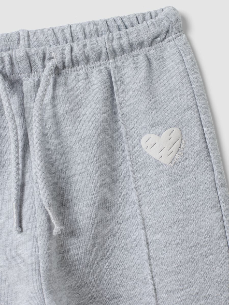 Pantaloni jogger grigi in puro cotone con stampa cuore comfort fit per bimba_2