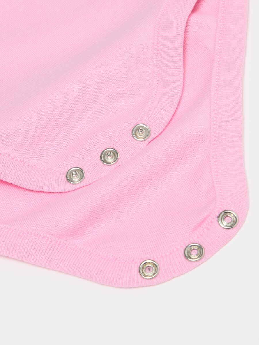Three-pack short-sleeved bodysuits in organic cotton_3