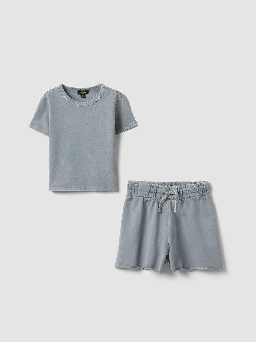 Completo grigio in cotone elasticizzato con t-shirt e shorts_0