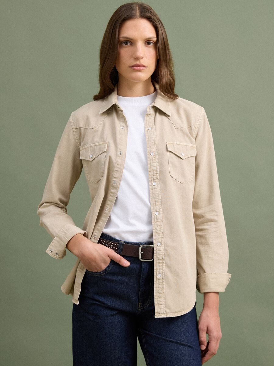 Camicia beige in puro cotone con bottoni a pressione regular fit_1