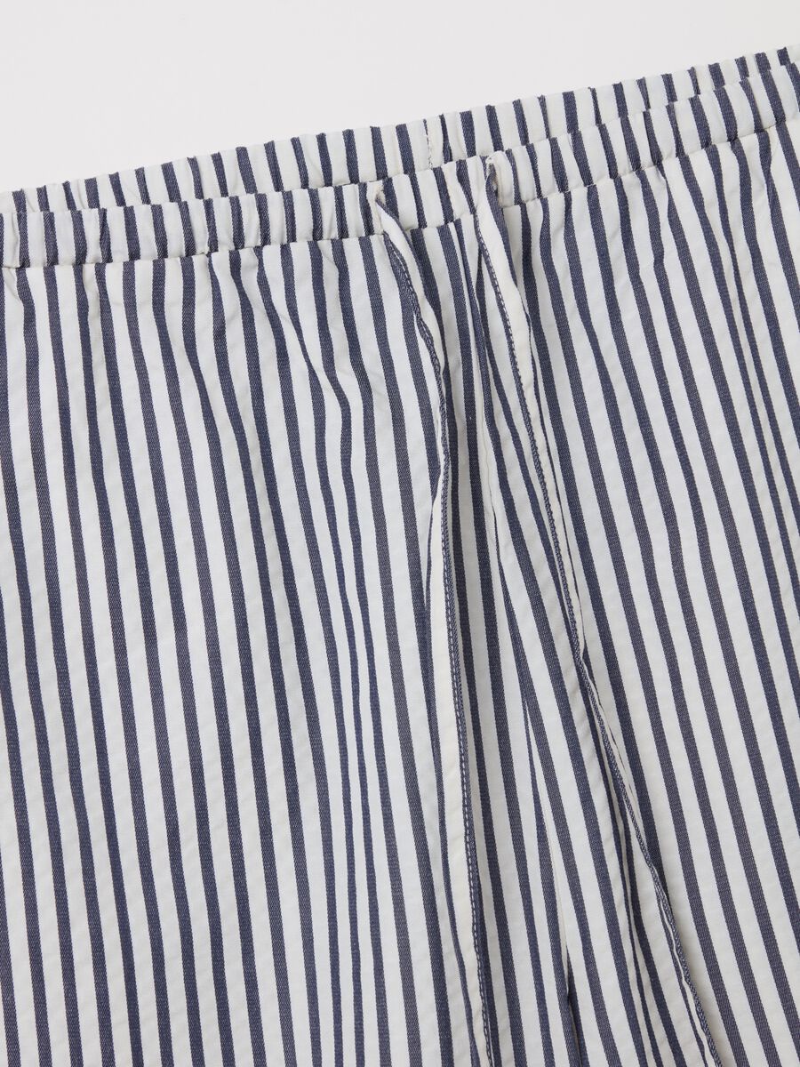 Blue and white wide-leg trousers with stripes_5
