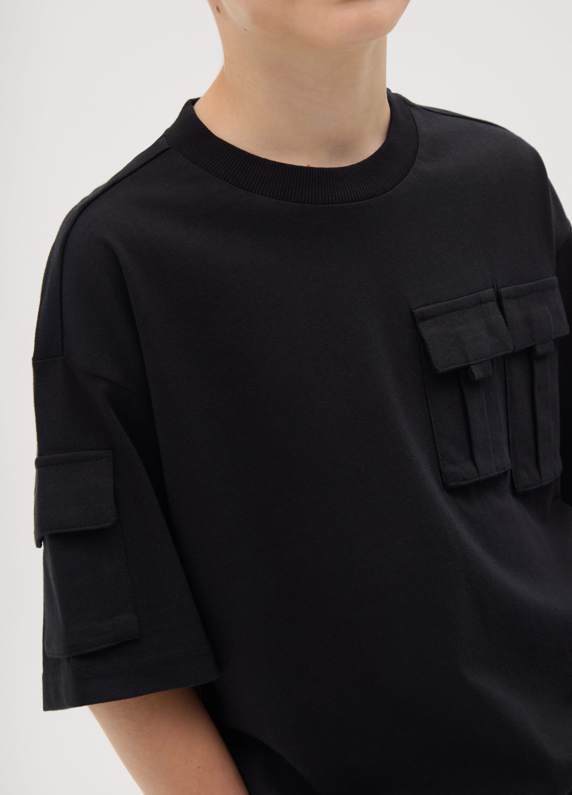 T-shirt da ragazzo in puro cotone nero regular fit con tasche