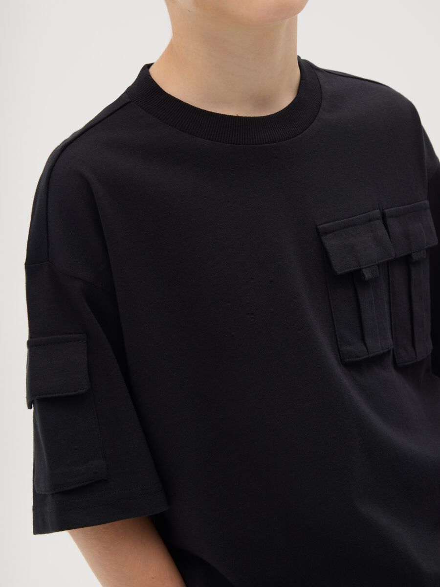 T-shirt da ragazzo in puro cotone nero regular fit con tasche_2