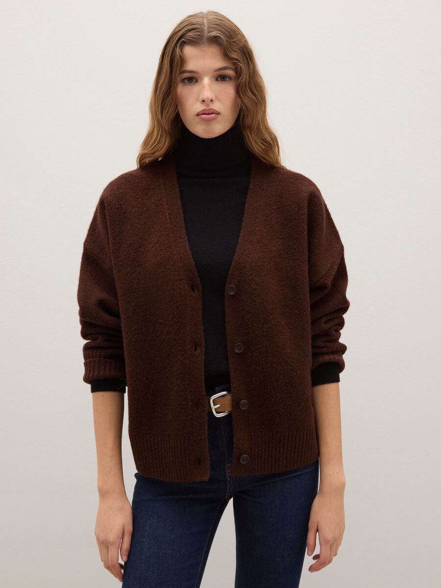 Cardigan marrone vestibilità over con scollo a V e bottoni_1