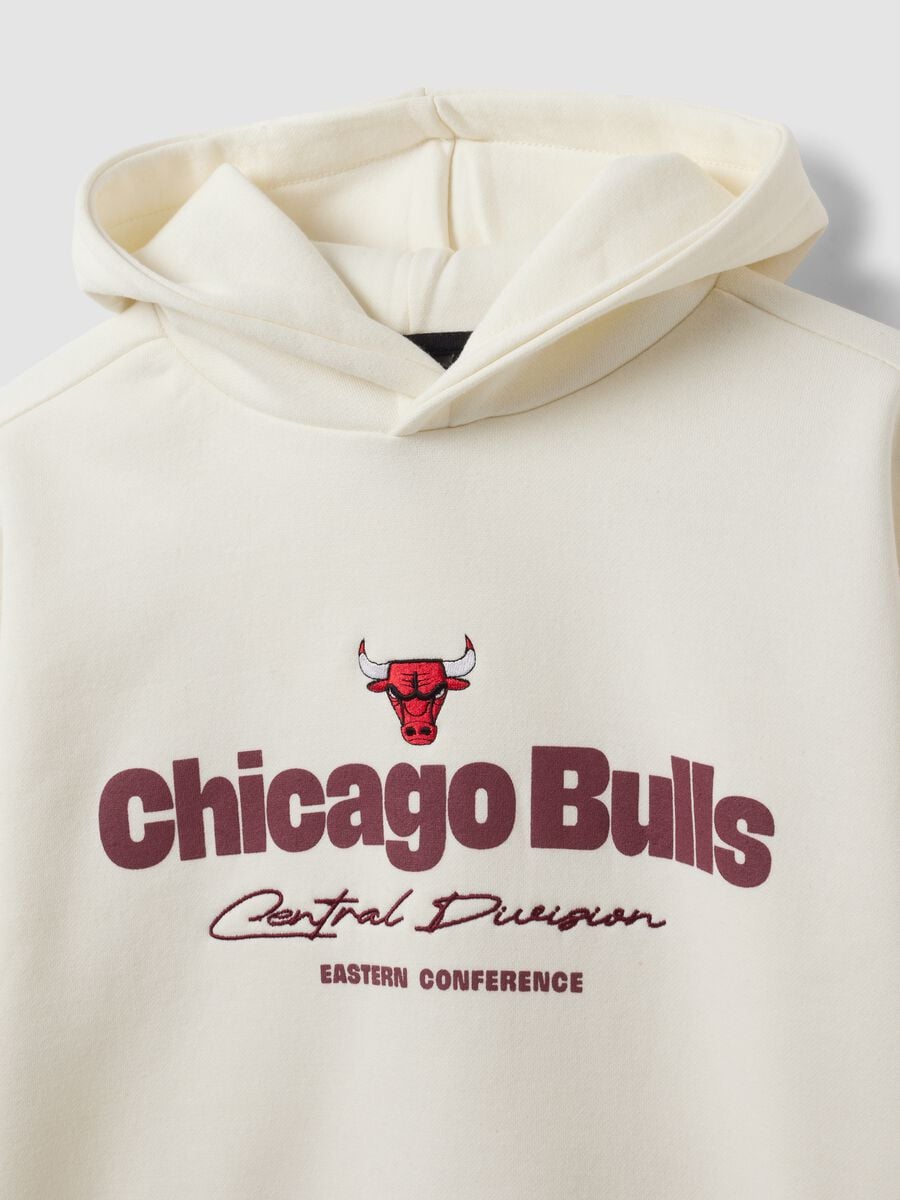 Felpa bianca con cappuccio in misto cotone e logo Chicago Bulls_2
