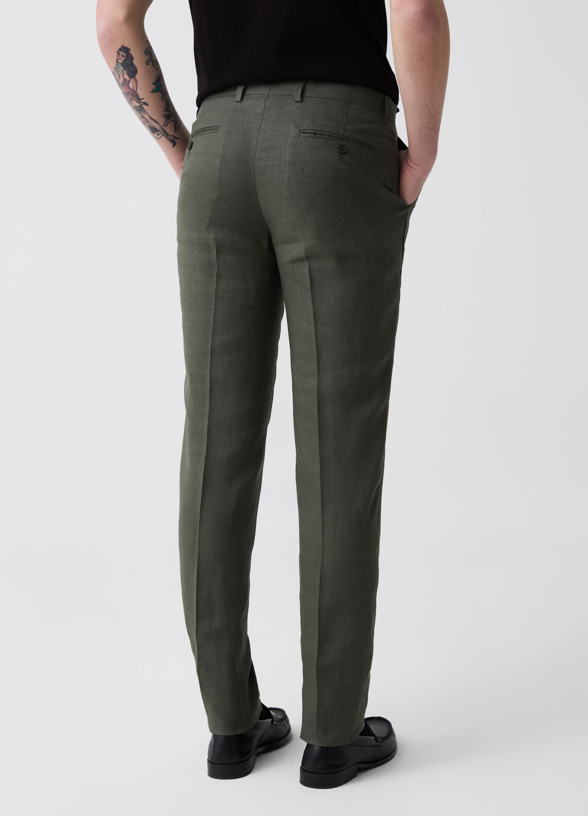 Slim-fit trousers in solid colour linen