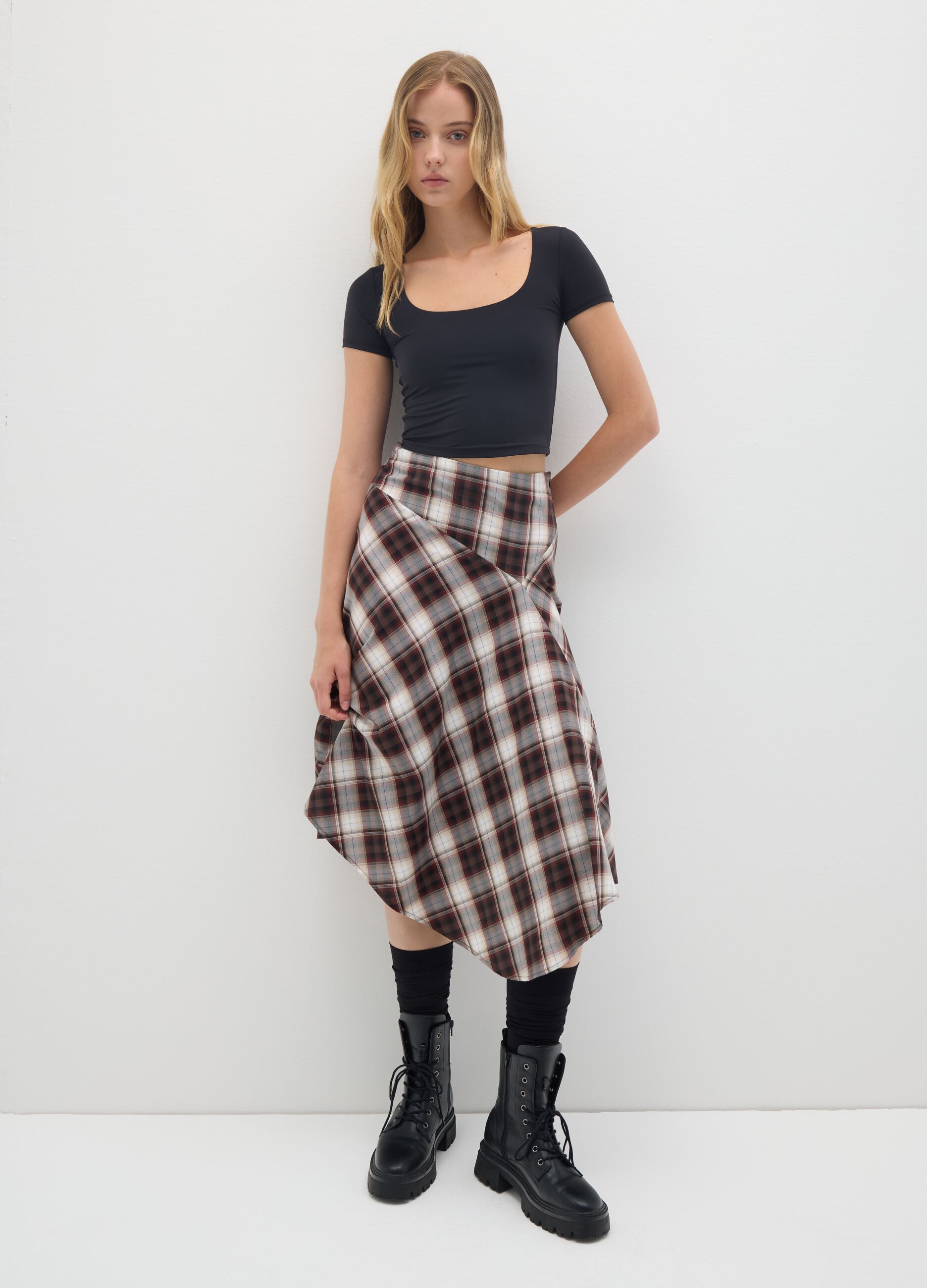 Top cropped nero con scollo profondo