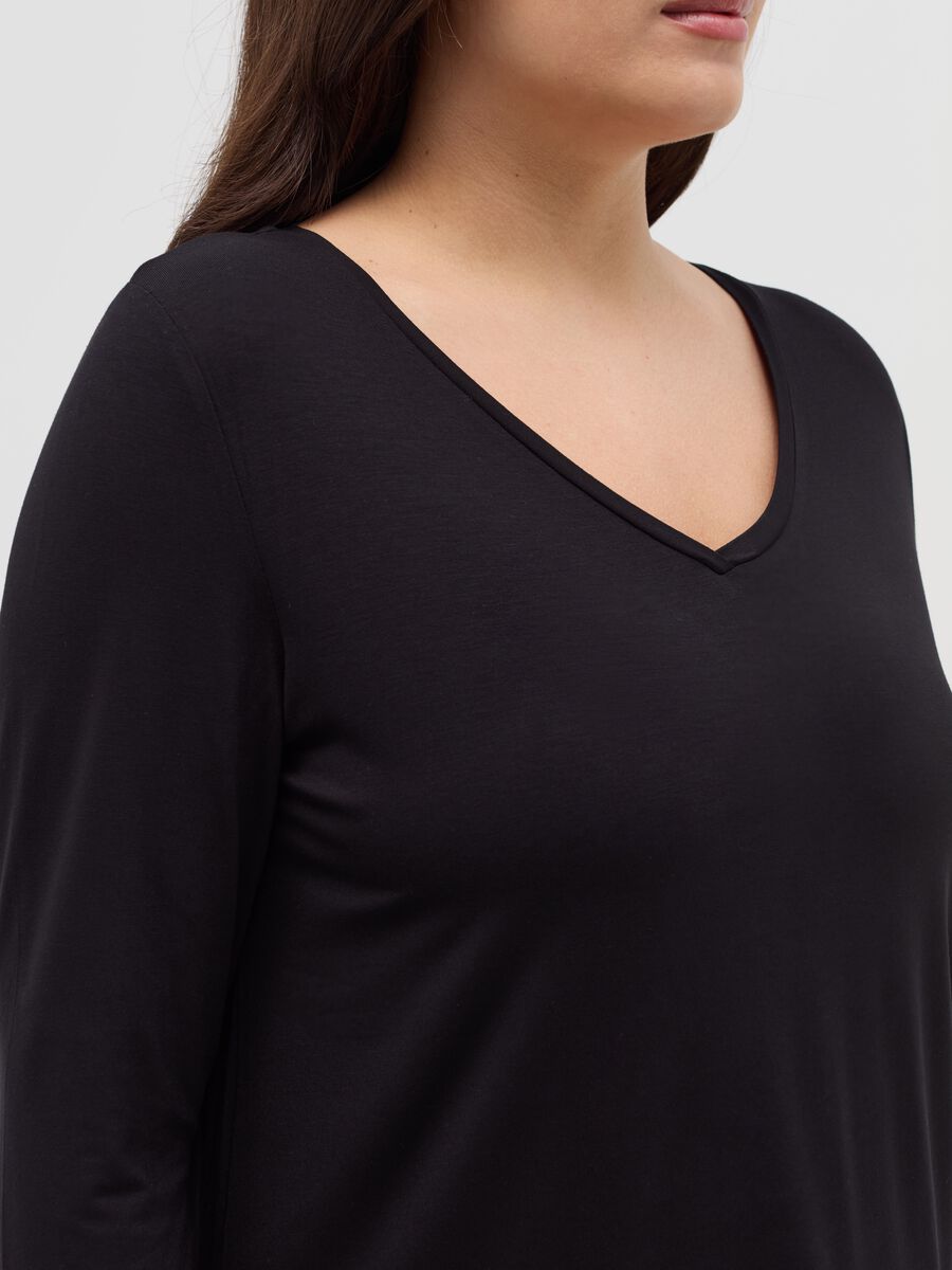 Curvy V-neck T-shirt_2